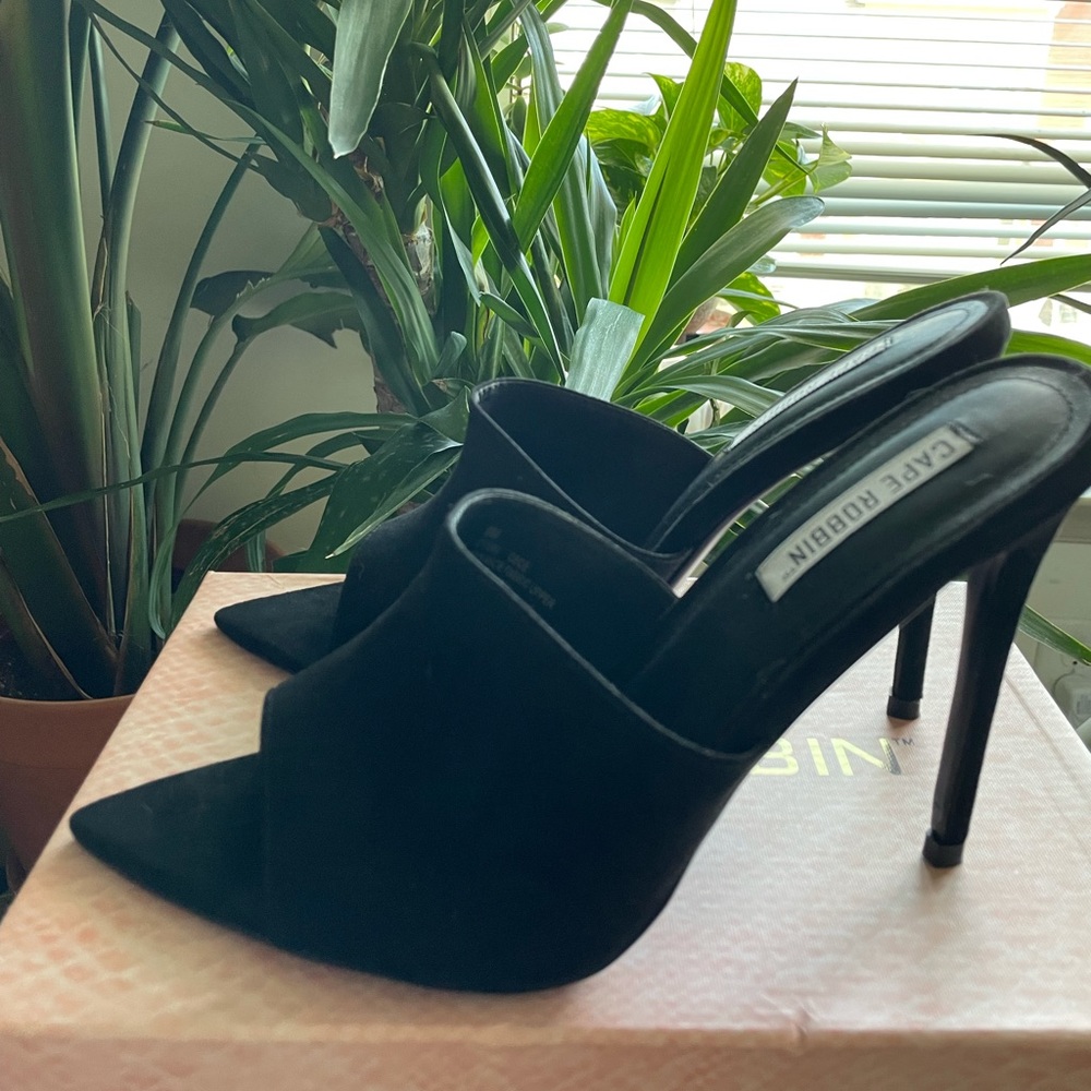 Cape Robbin black sandal